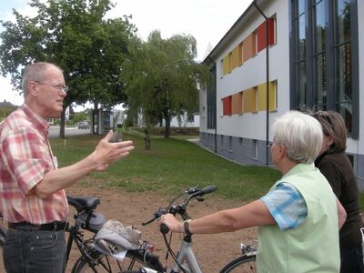 Gerd Schmied erläutert das geplante Spielgelände an der Grundschule UL