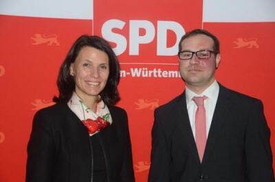 Ortsvereinsvorsitzender Fabian Wunderlich gratuliert Rita Schwarzelühr-Sutter.