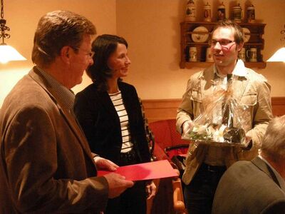 Kreisvorsitzende Rita Schwarzelühr-Sutter und Ortsvereinvorsitzender Fabian Wunderlich ehren Franz Spitz.