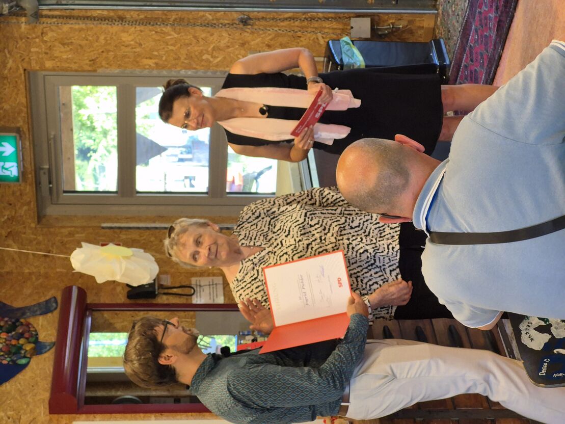 Ehrung von Ingrid Pichler (Mitte) für ein Jahrzehnt Mitgliedschaft