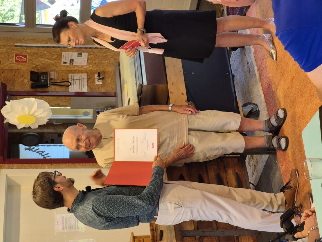 Ehrung von Anselm Braun für sechs Jahrzehnte Mitgliedschaft 